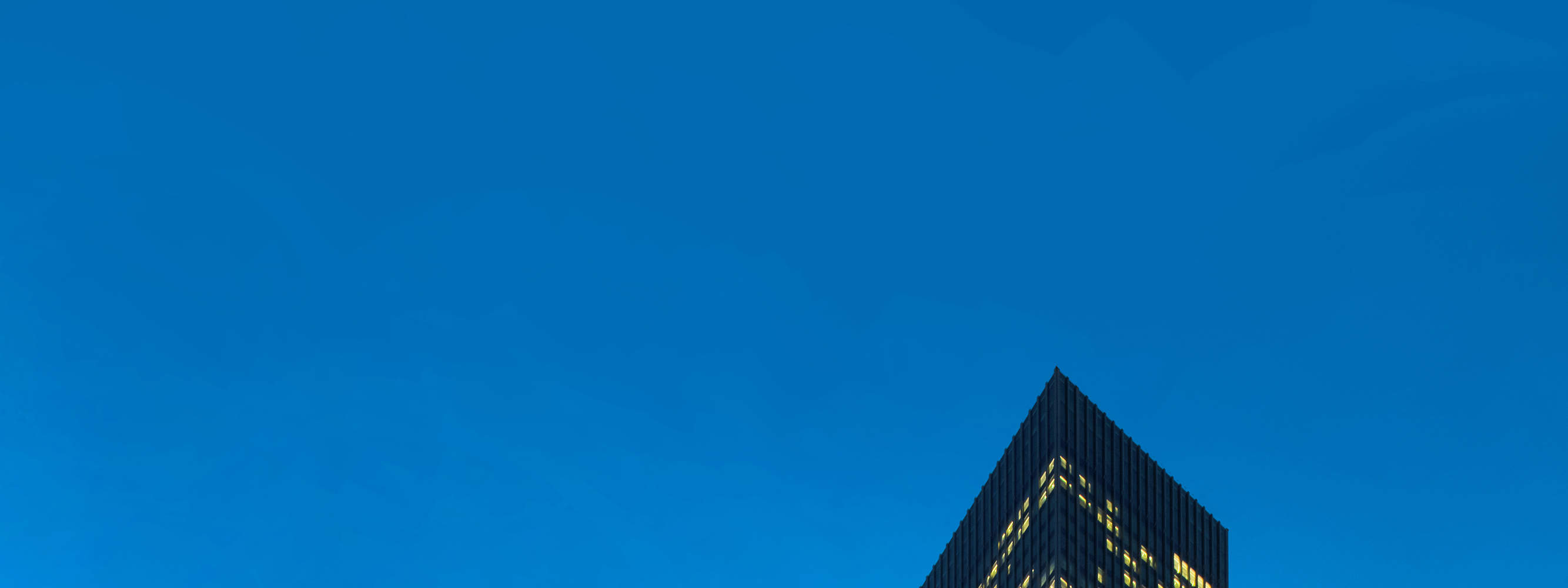 L'hôtel est situé sur la place Est de la gare du Nord de Shenzhen, un grand centre de transport complet dans la région de la grande baie Guangdong-Hong Kong-Macao, et dans le quartier d'affaires animé du district de Longhua, à Shenzhen. Grâce à sa situati